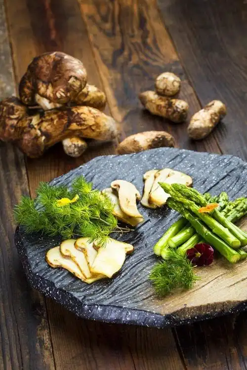 【2026 松茸賞味指南】從長度到香氣:解密「山珍集」野生松茸的頂級規格與品鑒藝術 3 u25714805332998312673fm253fmtautoapp138fJPEG